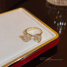 Женское простое кольцо в виде бантика с жемчугом