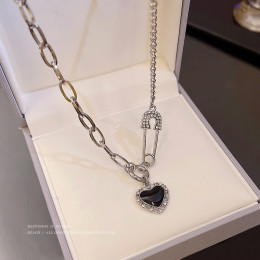 Ассиметричное красивое ожерелье с кулоном черной любви