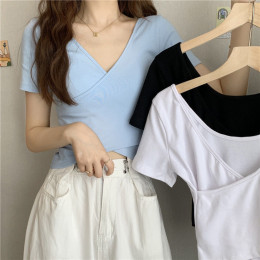 Стильная короткая женская футболка коротким рукавом сплошного цвета