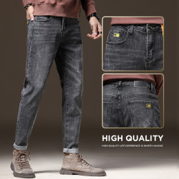 Классические чёрные мужские узкие джинсы с подворотами
