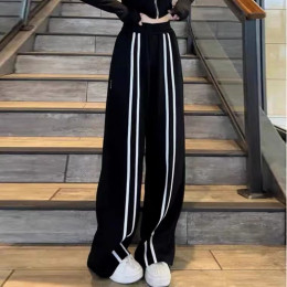 Длинные стильные свободные брюки с двумя вертикальными полосами